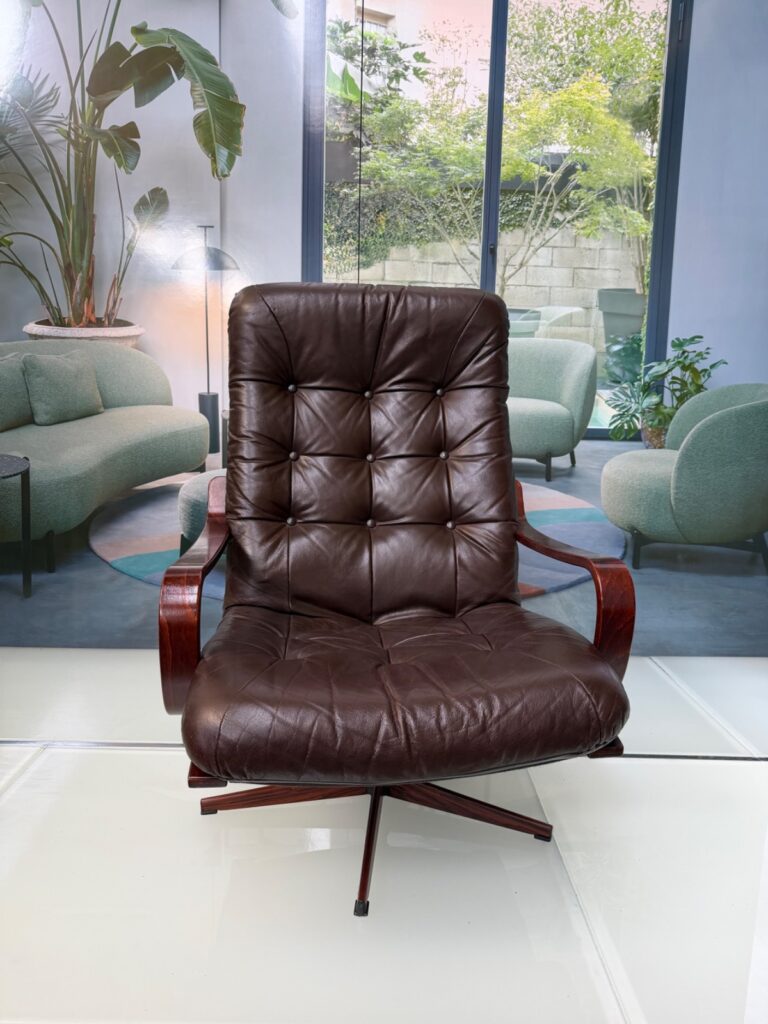 Fauteuil scandinave en cuir marron