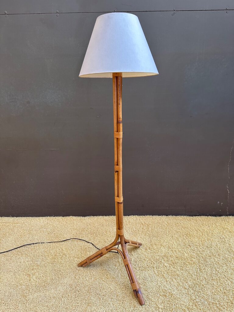 Lampadaire tripode en rotin