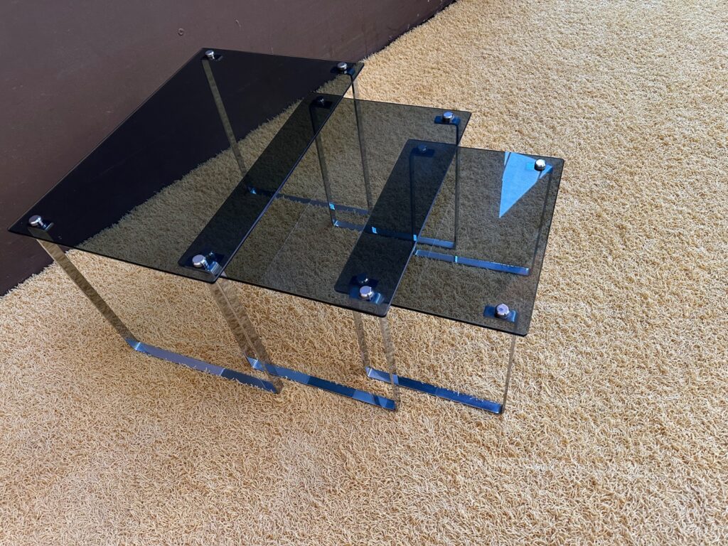 Ensemble 3 tables gigognes métal et verre fumé